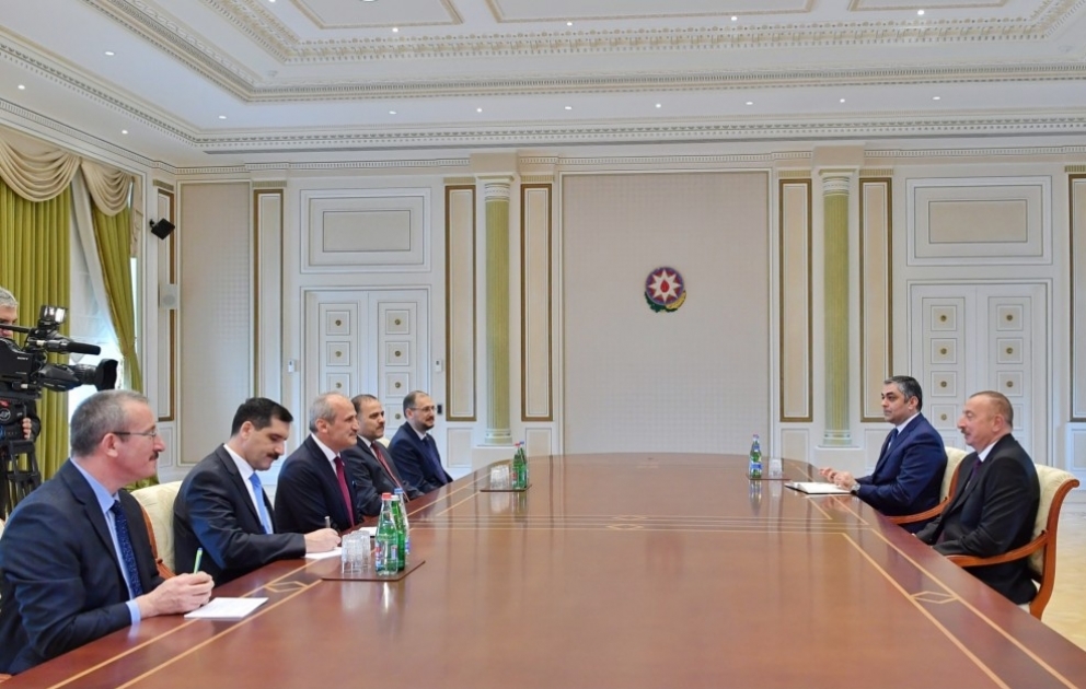 Le président Ilham Aliyev rencontre une délégation menée par le ministre turc des Transports et de l’Infrastructure