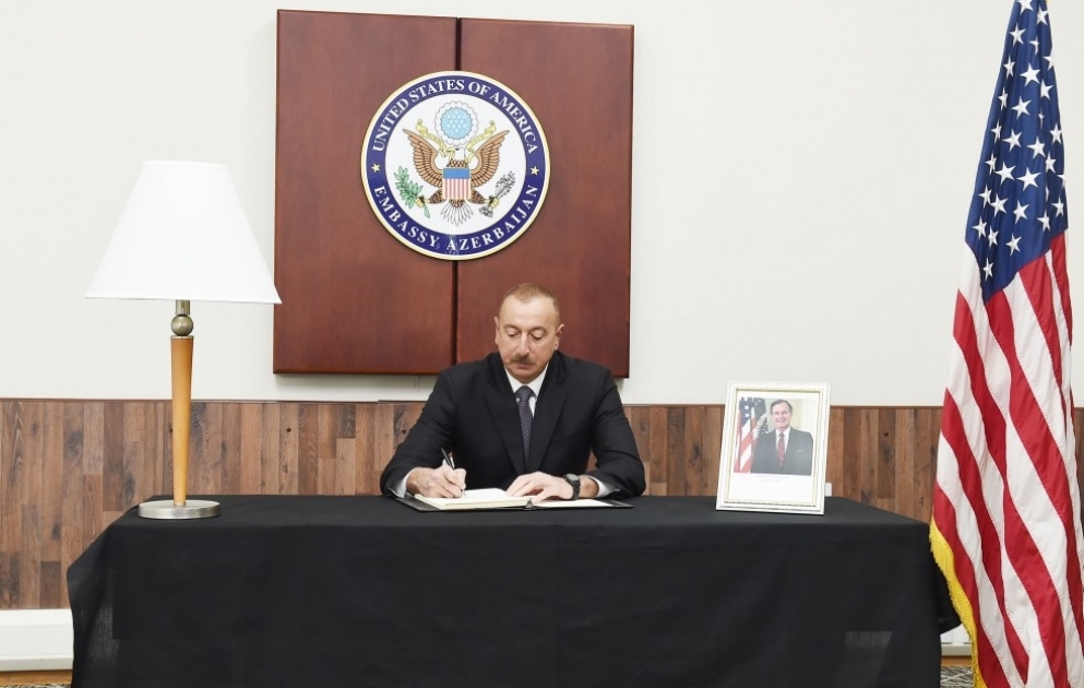 Prezident İlham Əliyev Amerika Birləşmiş Ştatlarının ölkəmizdəki səfirliyində olub, ABŞ-ın 41-ci Prezidenti Corc Buşun vəfatı ilə əlaqədar başsağlığı verib