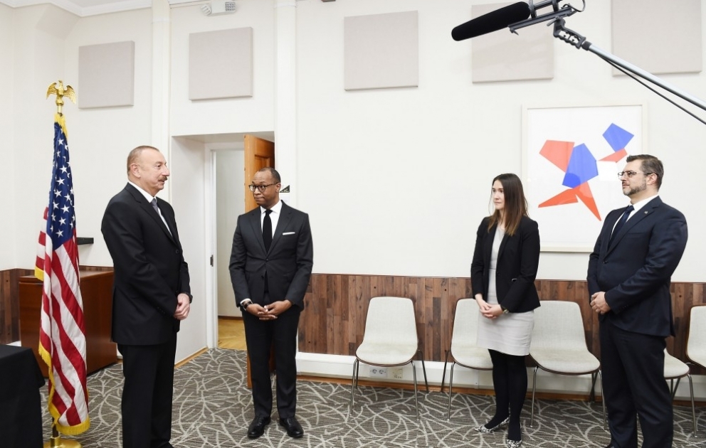 Staatspräsident Ilham Aliyev besucht US- Botschaft Baku