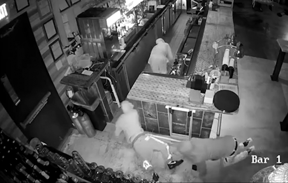 Грабители протерли собой пол в закусочной, чтобы не засветить лица на камеры