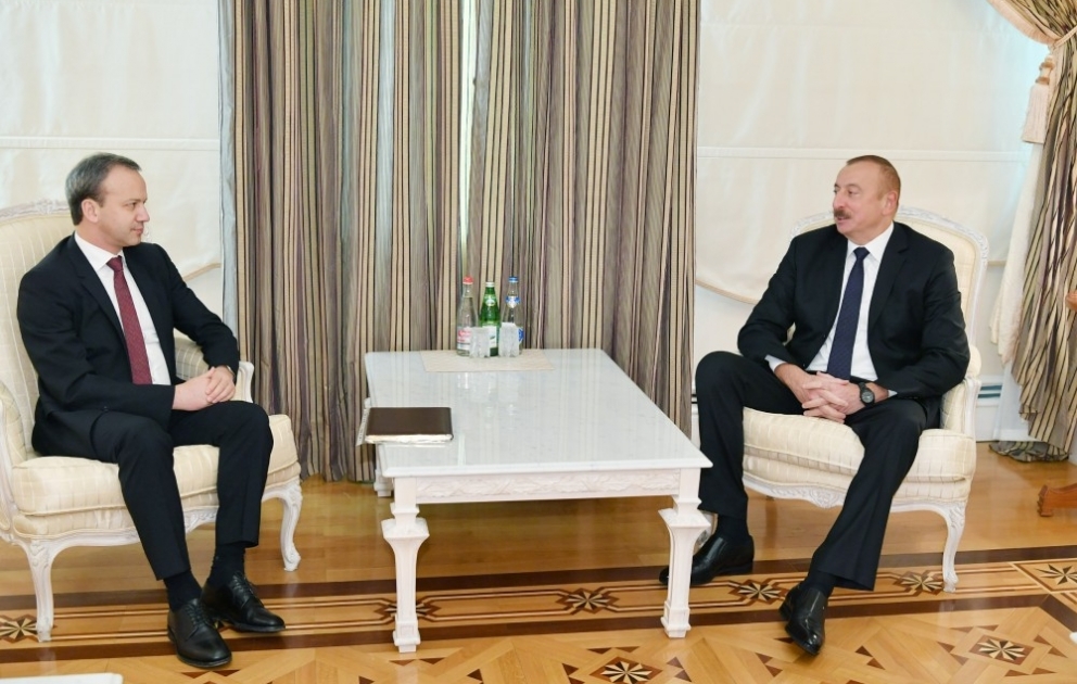 Präsident Ilham Aliyev empfängt Delegation um FIDE-Präsident