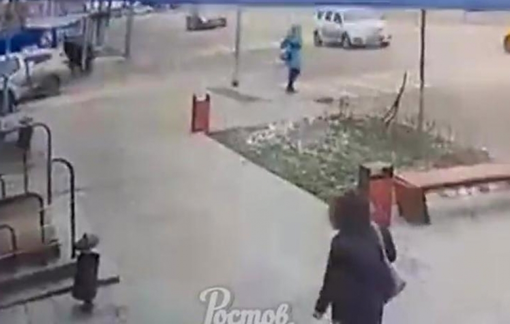 Женщина чудом избежала смерти под колесами искореженных в ДТП авто