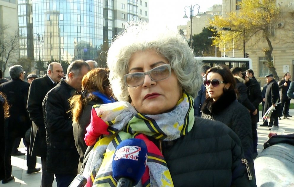 Любовь народа к гениальной личности неиссякаема