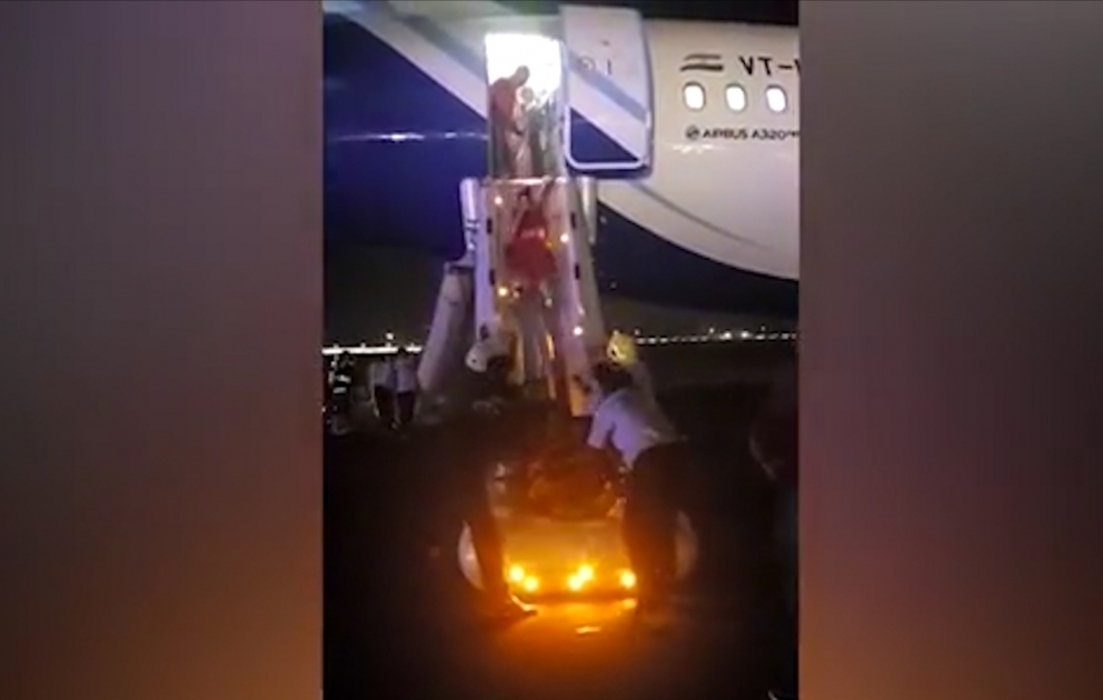 Təyyarə salonunu bürüyən tüstü çaxnaşmaya səbəb oldu