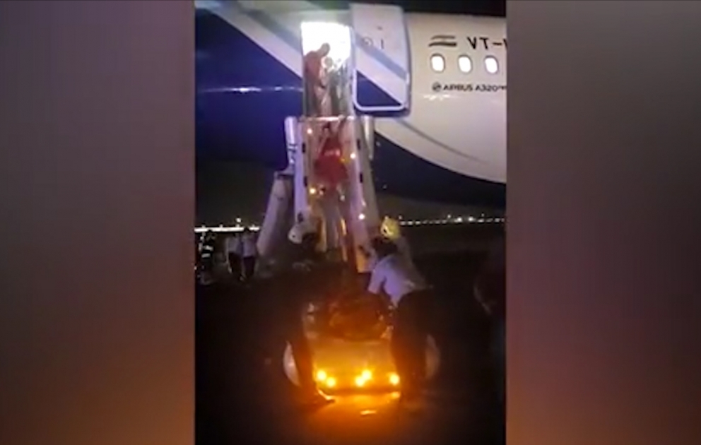 Дым в самолете вызвал панику и заставил пассажиров повыпрыгивать из лайнера