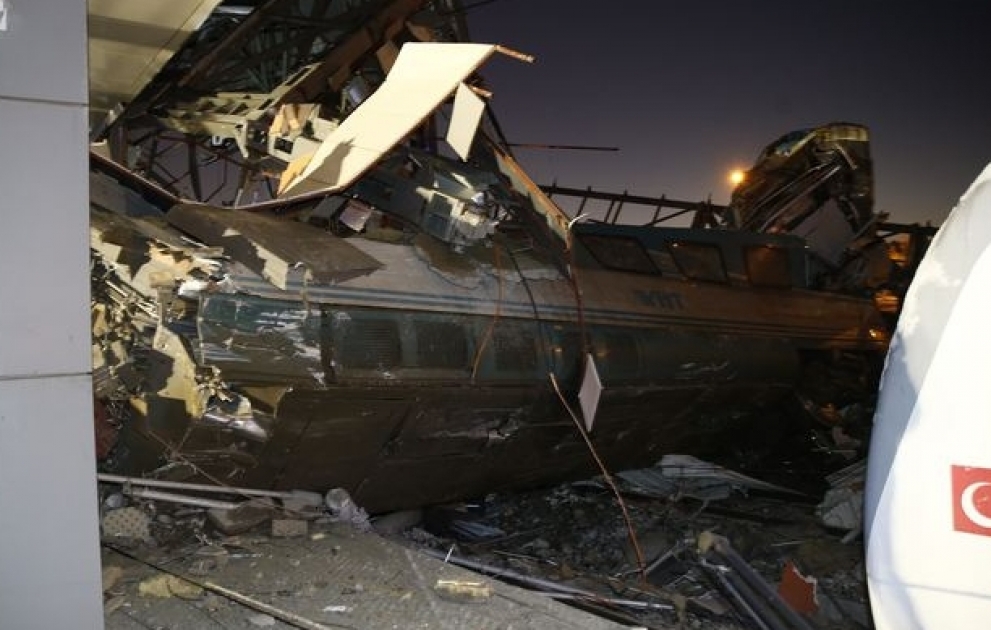 Ankarada sürət qatarı qəzaya uğrayıb: 4 ölü, 43 yaralı
