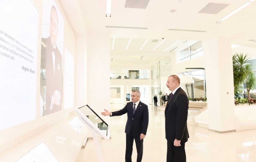 Präsident Ilham Aliyev weiht in Bakikhanov Siedlung von Baku neues Jugendzentrum ein