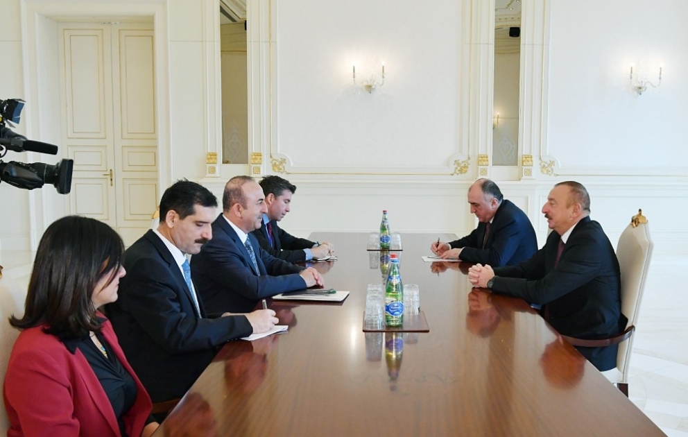 Staatspräsident Ilham Aliyev empfängt türkischen Außenminister