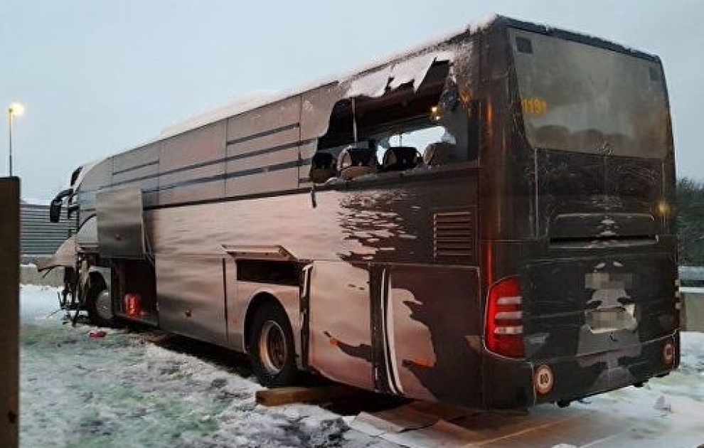 İsveçrədə turistləri daşıyan avtobus qəzaya uğrayıb
