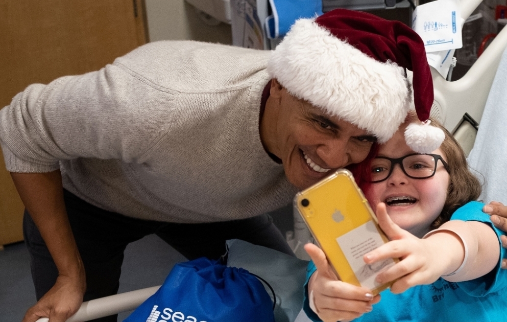 Déguisé en père Noël, Barack Obama distribue des cadeaux à des enfants malades