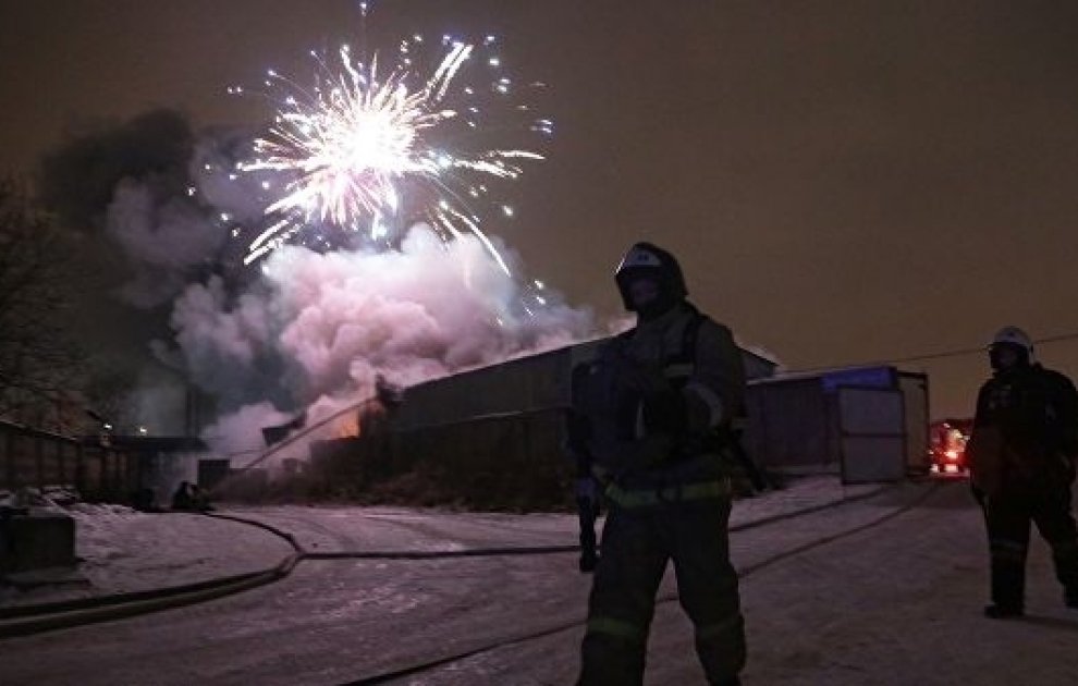 Спасатели потушили пожар на складе пиротехники в Петербурге