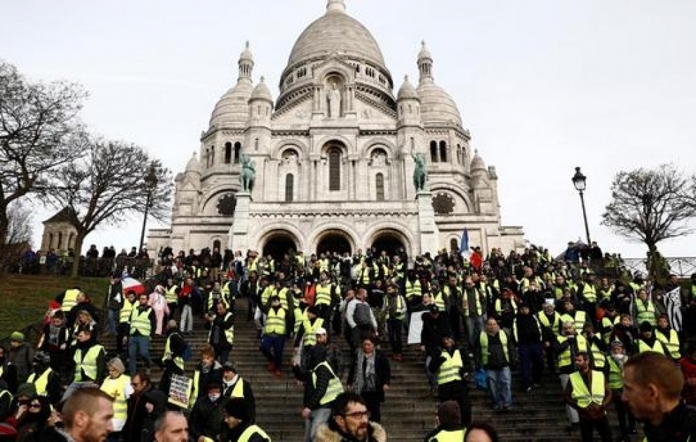 "Yellow vests" gathered in Montmartre in Paris