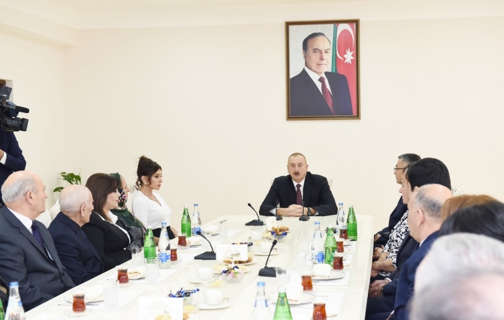 Präsident Ilham Aliyev weiht für Flüchtlingsfamilien gebauten Wohnkomplex ein