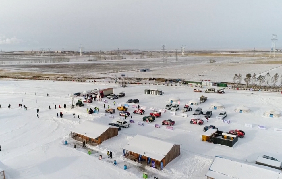 Chine: une course automobile organisée sur un lac gelé