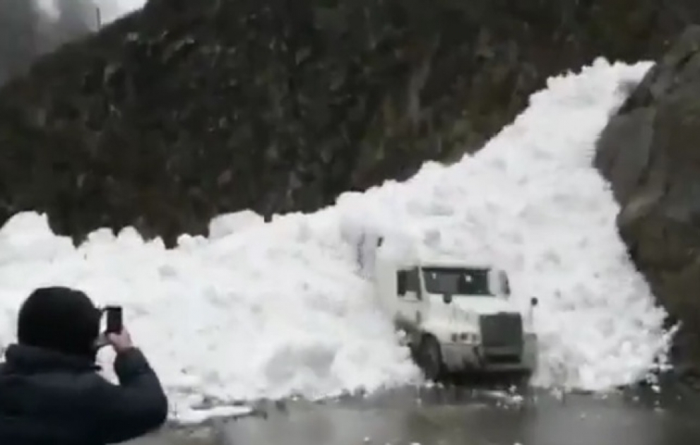 В Дагестане лавина накрыла грузовик