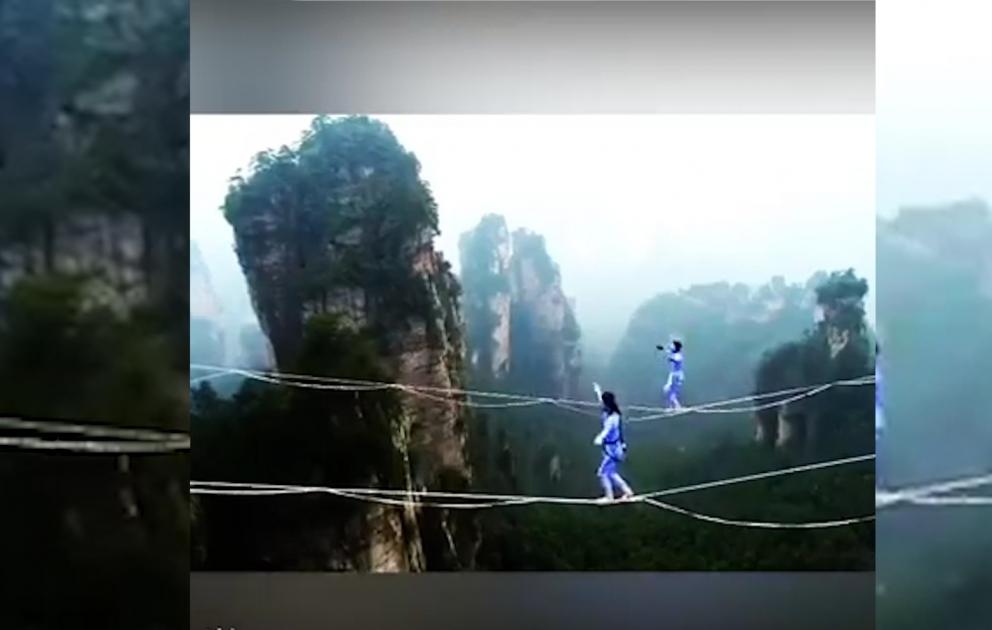 Slackline ustaları 3500 metr hündürlükdə iki dağ arasında çəkilmiş tros üzərində yarışdı – Çində