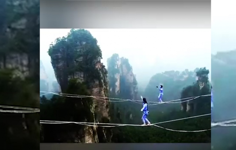 Мастера Slackline соревнуются в высокогорном соревновании между двумя горами