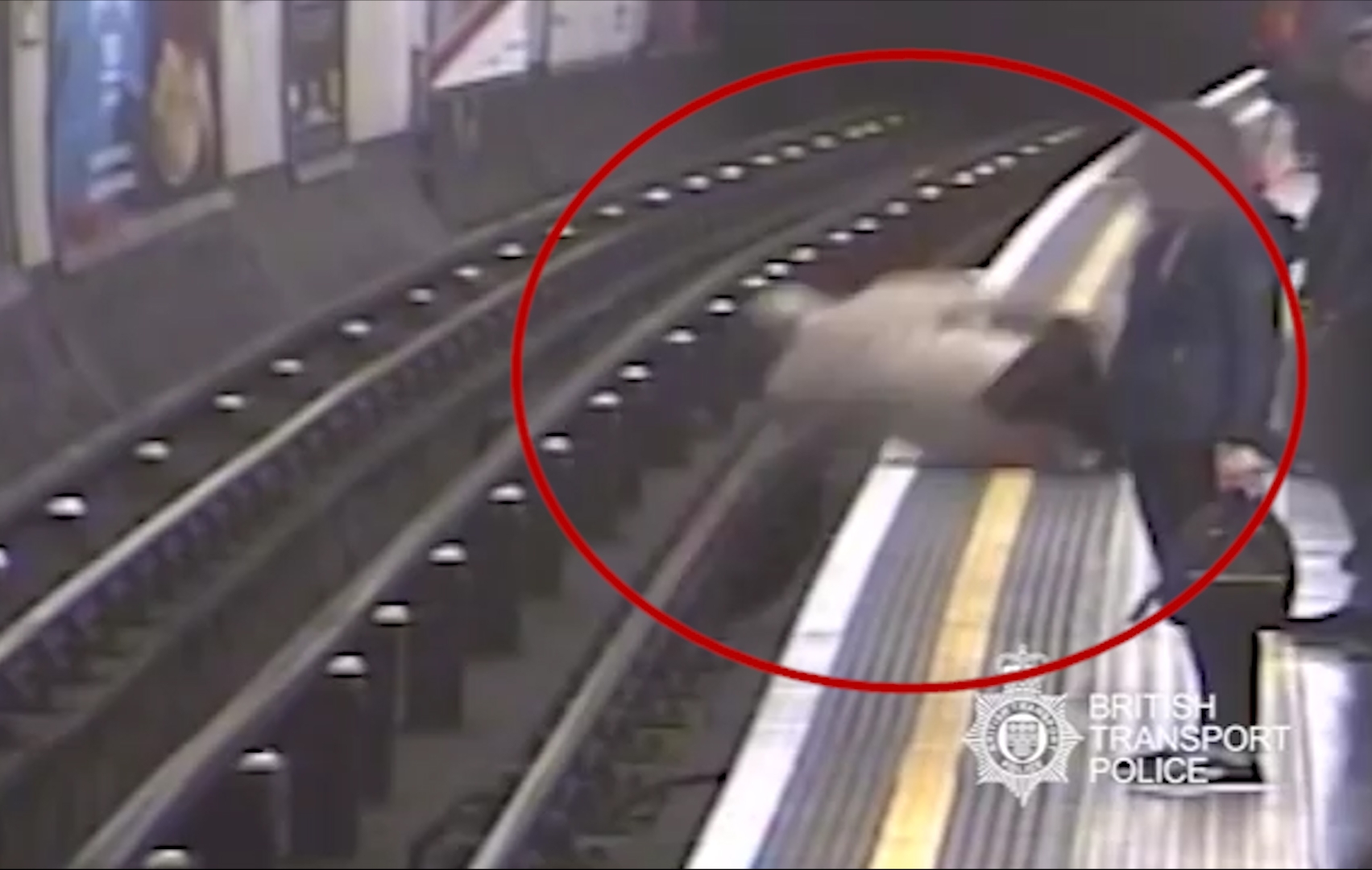Парень столкнул девушку под поезд. Человек прыгает под поезд.