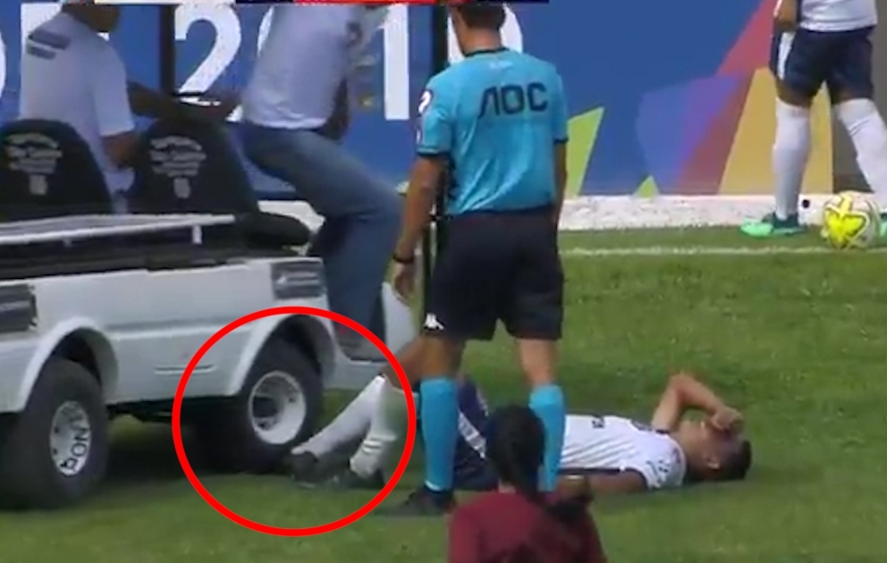 Zədələnən futbolçuya yardıma gələn həkim medmobillə onun ayagının üstündən keçdi