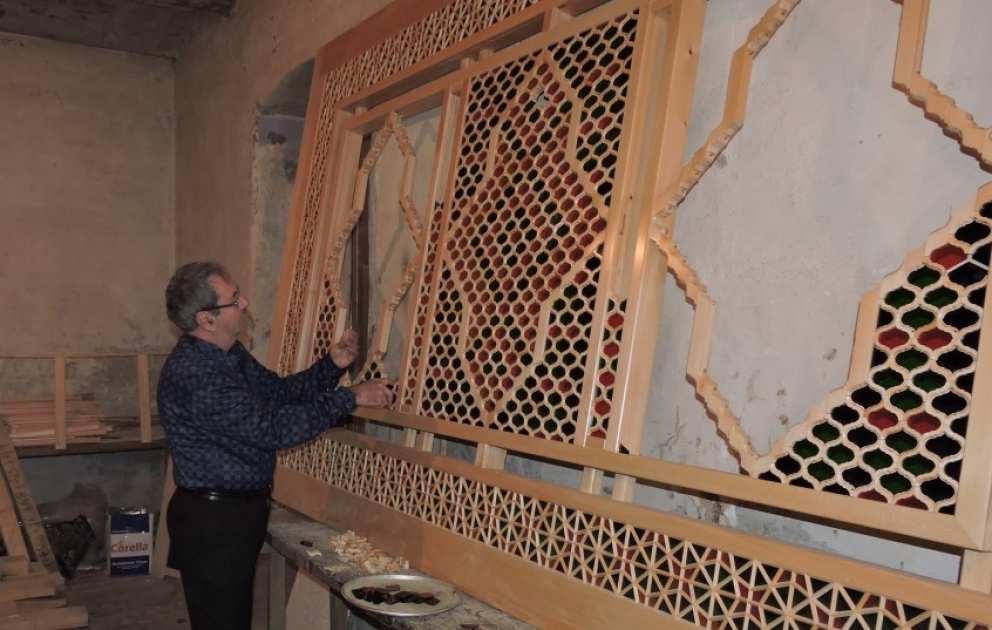 Şəkili usta dünyada bənzəri olmayan xalçavari şəbəkə hazırlayır