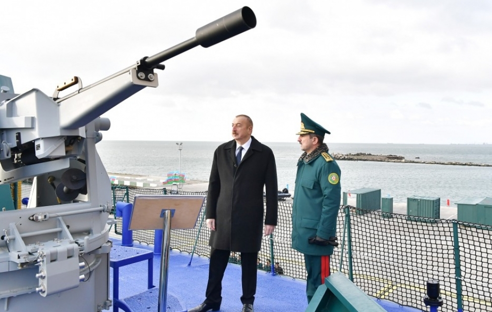 Prezident İlham Əliyev yeni inşa edilmiş “Tufan” tipli sərhəd gözətçi gəmisi ilə tanış olub