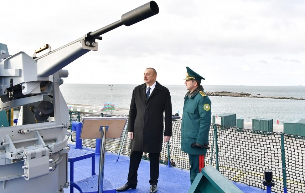 Staatspräsident Ilham Aliyev inspiziert neu gebautes Grenzwachschiff "Tufan"
