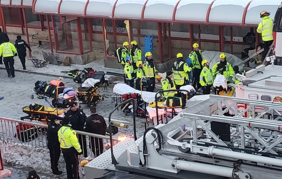Un autobus percute un abri-bus au Canada et fait trois morts
