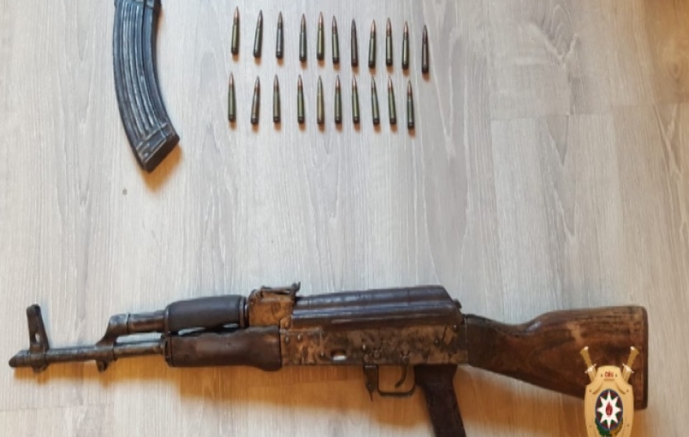 В Баку задержан мужчина с автоматом