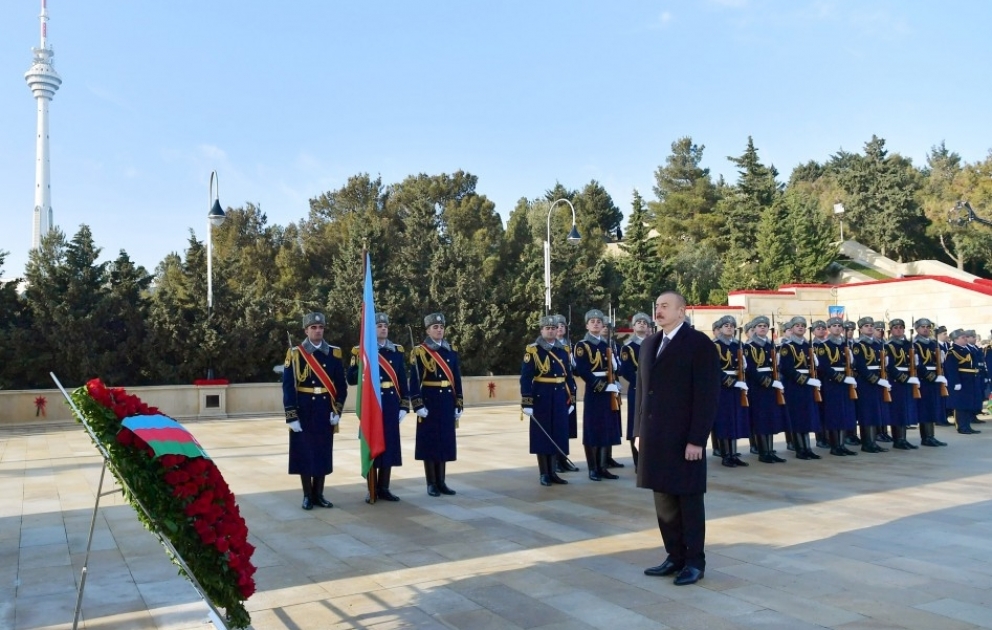 Le président Ilham Aliyev rend hommage à la mémoire des martyrs du 20 Janvier