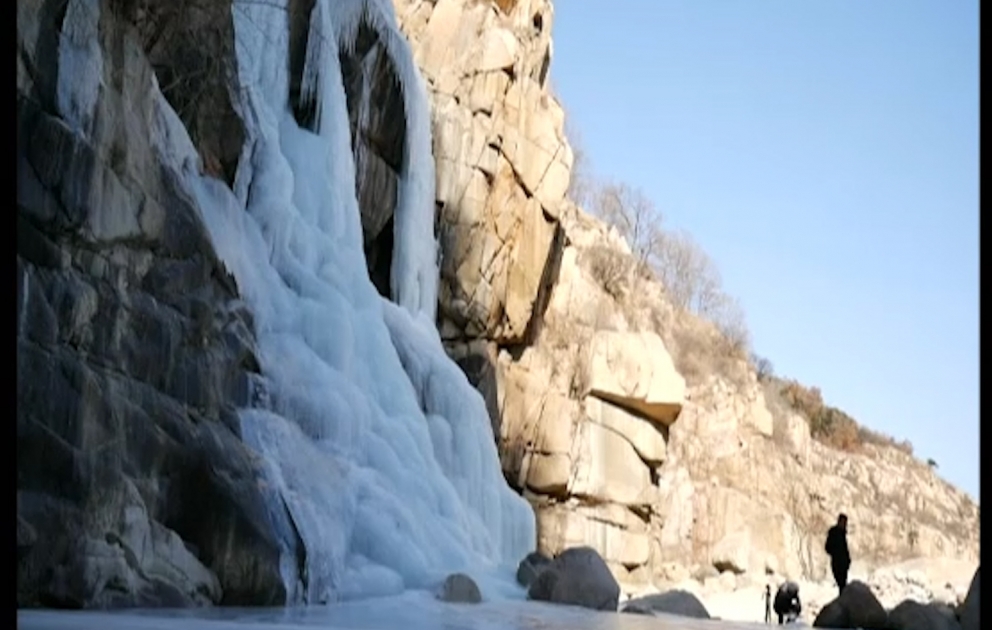 Stunning view of large Icicle waterfall in east China's Mount Taishan