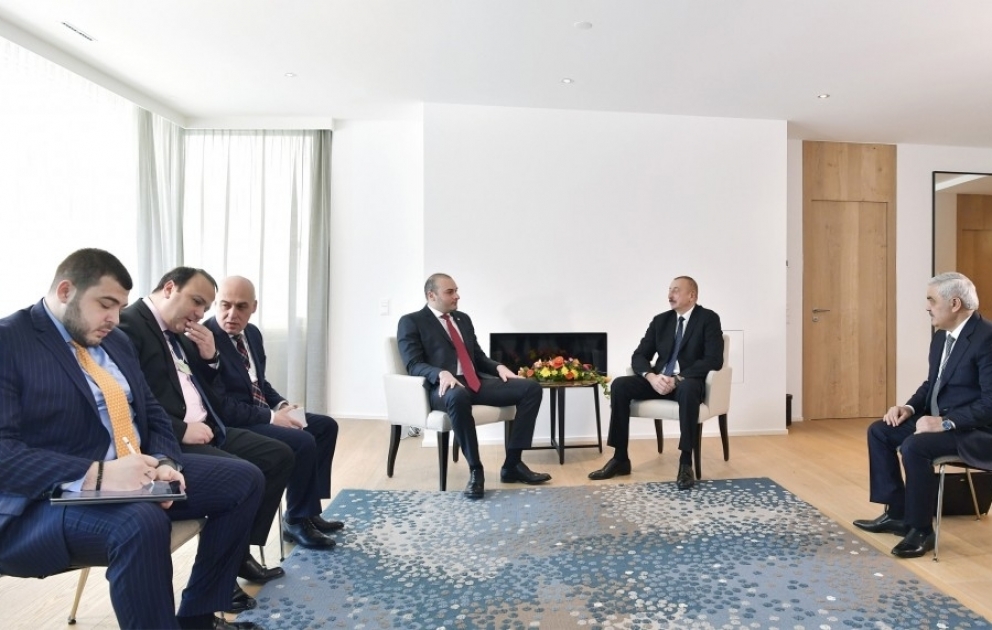 Aserbaidschans Präsident Ilham Aliyev trifft sich mit Georgiens Mamuka Bachtadse