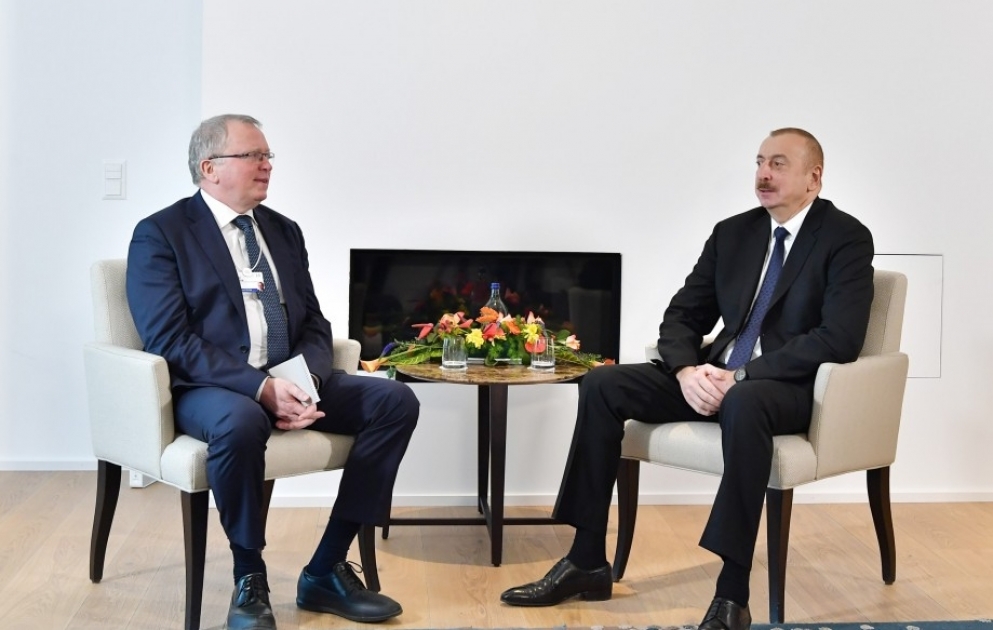 Präsident Ilham Aliyev trifft sich mit CEO von Equinor in Davos