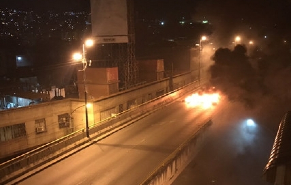 Caracas witnesses new clashes, accompanied by explosions, amid protests