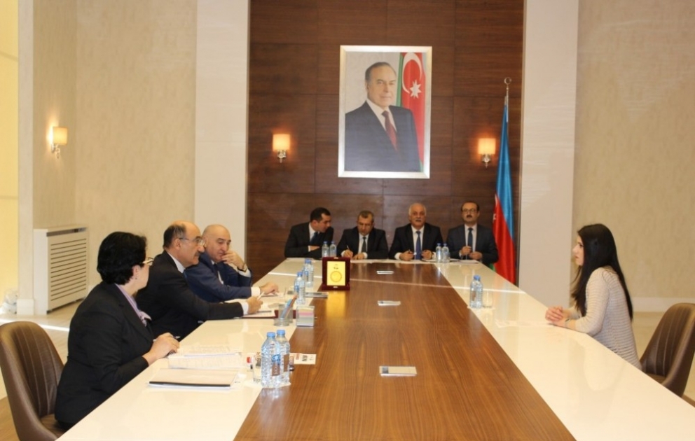 Mədəniyyət naziri Xızıda vətəndaşların müraciətlərini dinləyib