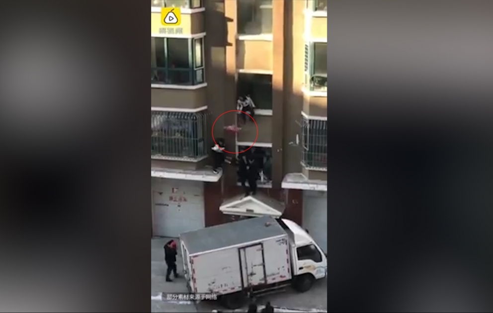 Yanğın zamanı pəncərədən çıxarkən uşağı əlindən düşürdü