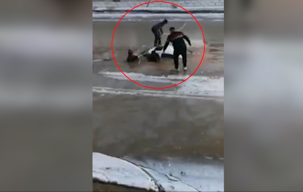 Buzlu çaya düşmüş avtomobildən sürücünü belə xilas etdilər - Çində