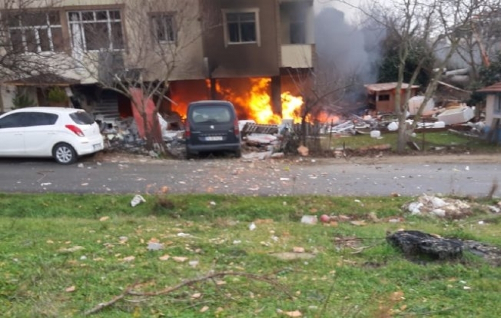 İstanbulda yaşayış binasında partlayış baş verib