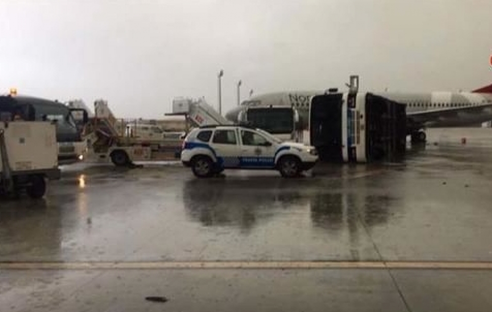 Tornado Antalyada avtobusu aşırdı