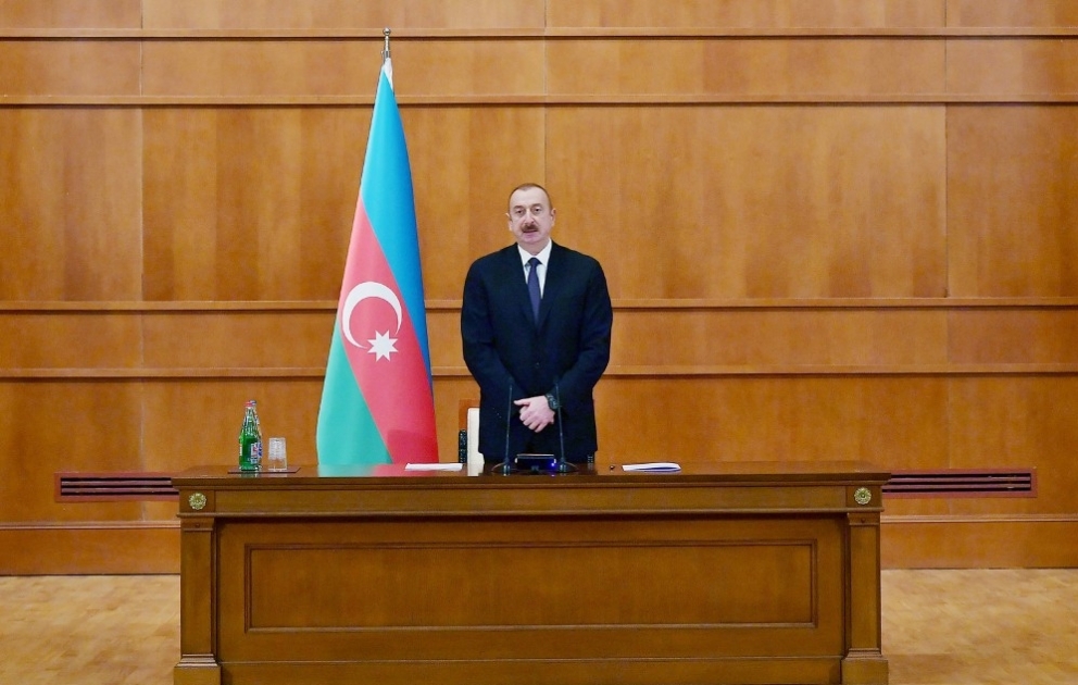 Präsident Ilham Aliyev trifft sich mit Märtyrerfamilien