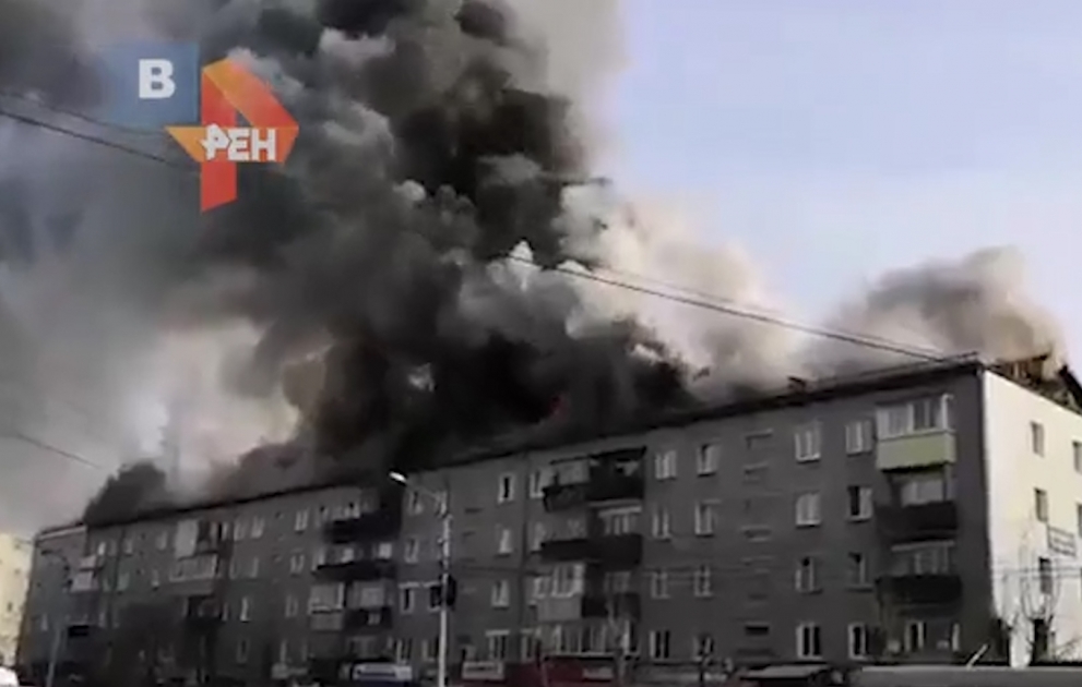 Пожар охватил кровлю многоквартирного дома в Улан-Удэ