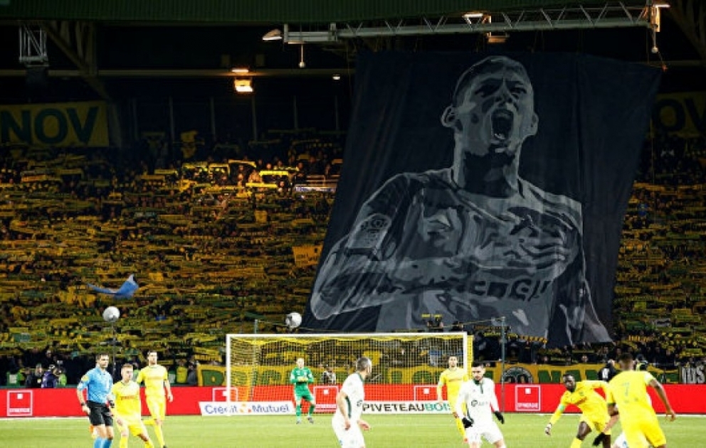 Nantes match stopped in ninth minute to pay emotional tribute to Emiliano Sala