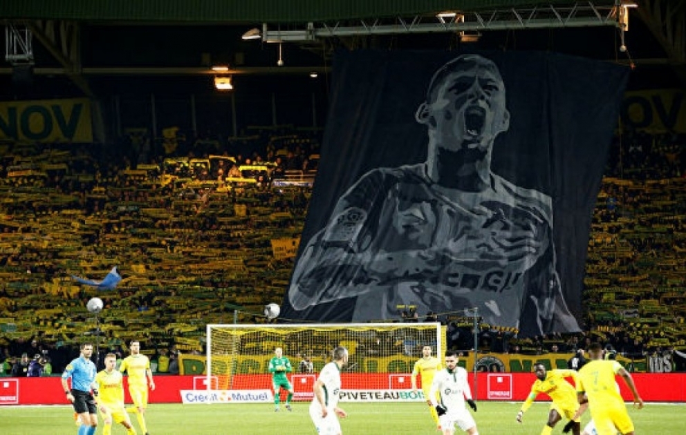 Im "Nantes" - "AS Saint-Étienne" Spiel Andenken des vermissten Fußballers Emiliano Sala geehrt