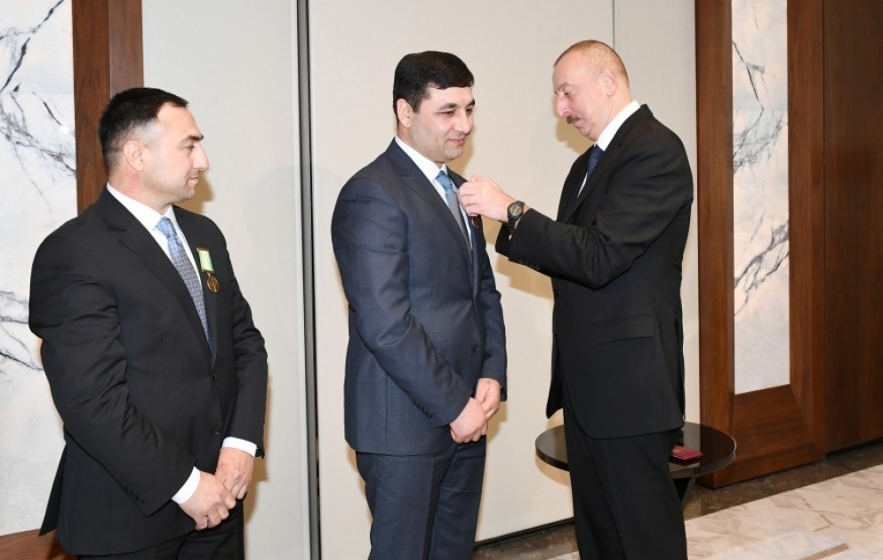 Le président Ilham Aliyev décore les frères Sabir et Oumoud Chirinov de la Médaille de la bravoure