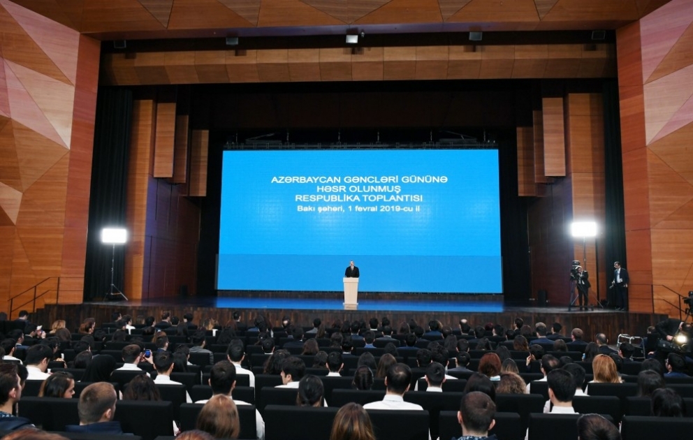 Republikanische Versammlung zum Tag aserbaidschanischer Jugend 
Präsident Ilham Aliyev nimmt an Versammlung teil