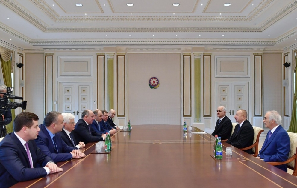 Staatspräsident Ilham Aliyev empfängt Delegation aus Karatschai-Tscherkessien