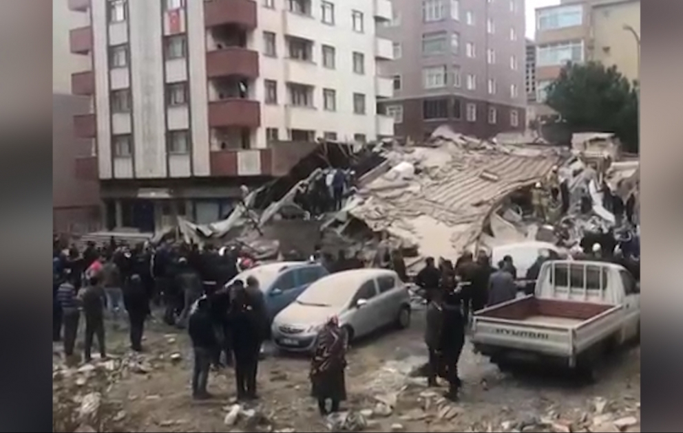 İstanbulda  səkkizmərtəbəli bina çöküb