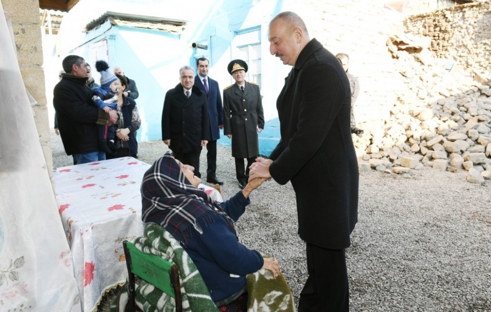 Le président Ilham Aliyev se rend à Chamakhy suite au séisme qui a frappé la région