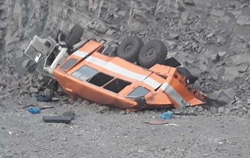 Kemerovoda avtobus uçuruma aşıb