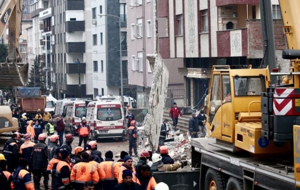 İstanbulda çökən binanın dağıntıları altından indiyədək 14 nəfərin cəsədi çıxarılıb
