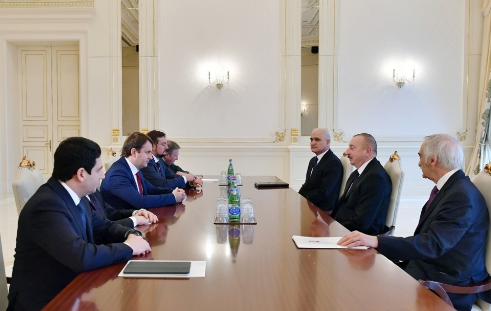 Aserbaidschans Präsident Ilham Aliyev empfängt russische Delegation